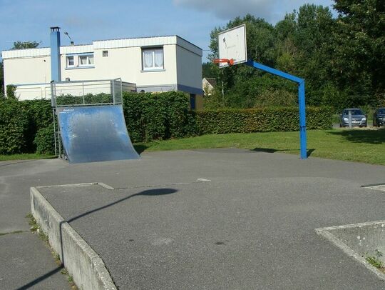 Skate-park de Saint-Erme-Outre et Ramecourt à côté de la poste, de l'école et de la salle de sport.