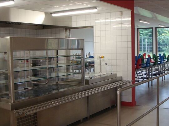 Le self de la cantine de l'école maternelle et primaire de Saint-Erme-Outre et Ramecourt.