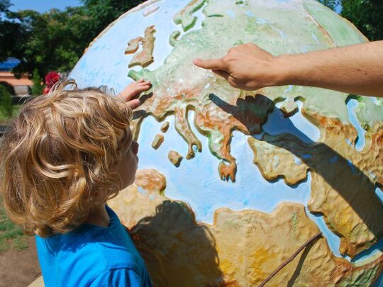 Enfant et mappemonde