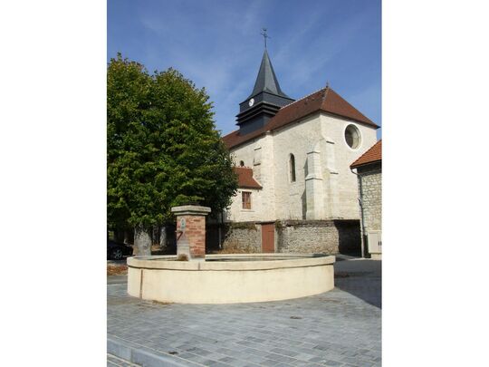 Eglise d'outre et sa fontaine à Saint-Erme-Outre et Ramecourt 02 Aisne