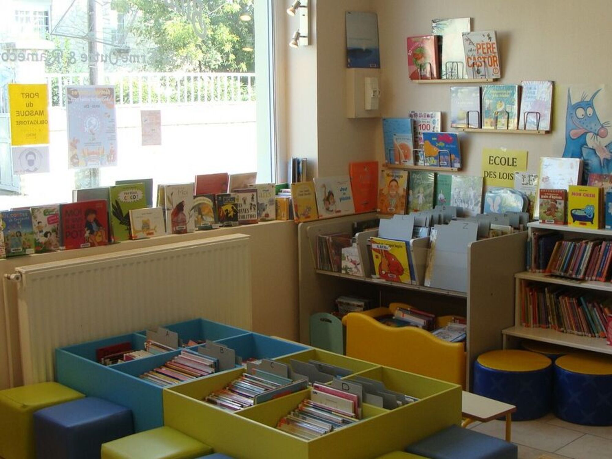 Coin lecture enfants avec bancs et poufs de la bibliothèque de Saint-Erme-Outre et Ramecourt.